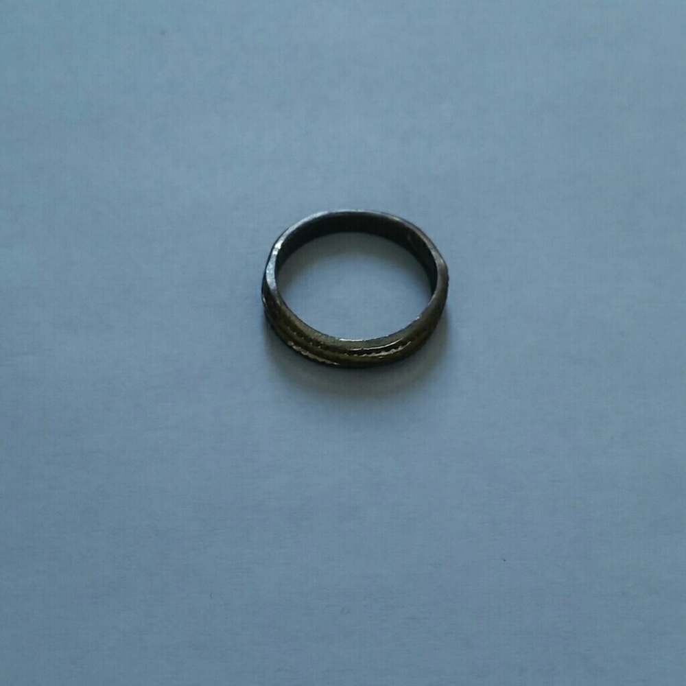 Gold ring with slits